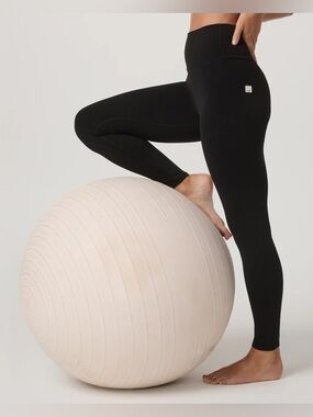 Vuori AllTheFeels™ Leggings in Black— Size Medium